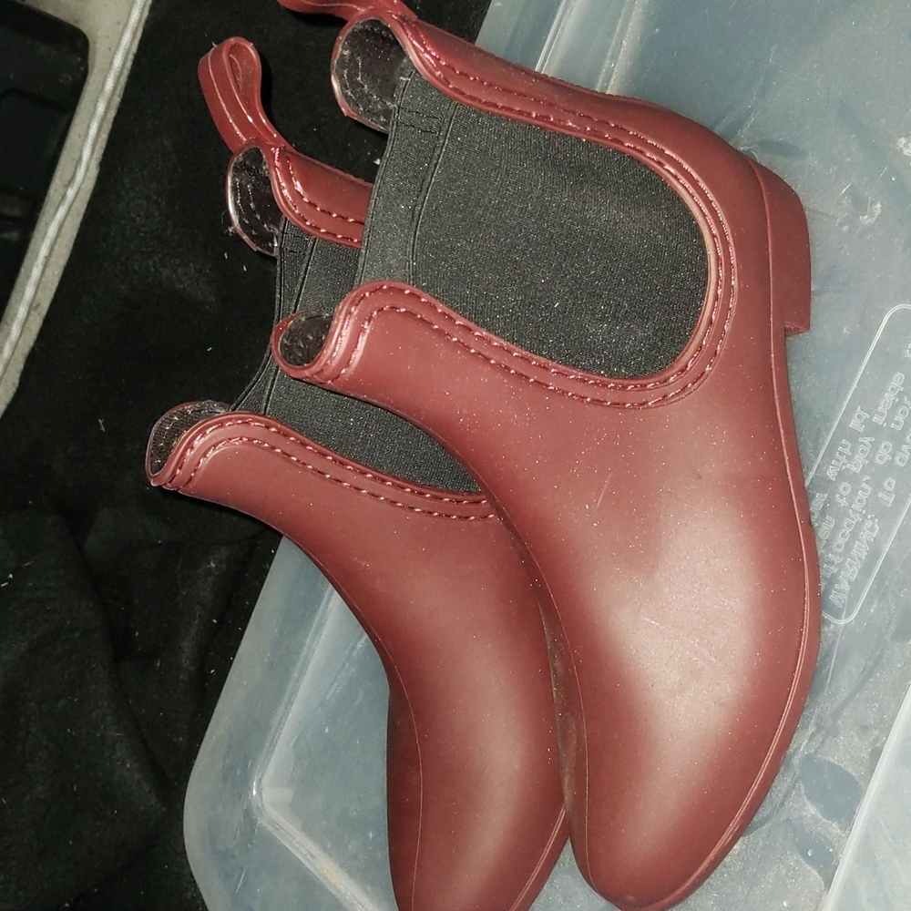 Report Maroon Chelsea Rain Booties. Size 7. Great Condition.